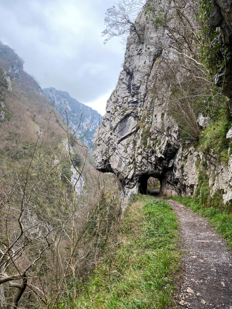 Ruta de las Xanas (Santo Adriano)